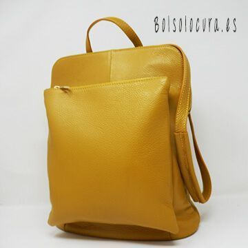 Un modelo de mochila de piel de mujer y posibilidad de hacerlo en bandolera con bolsillos y de color mostaza