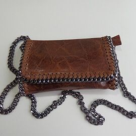 Bandolera de piel satinada con cadenas de dos tamaños