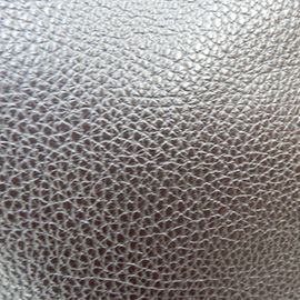 Un modelo de mochila de piel de mujer y posibilidad de hacerlo en bandolera con bolsillos y de color chocolate