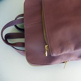 Un modelo de mochila de piel de mujer y posibilidad de hacerlo en bandolera con bolsillos y de color rosa nude