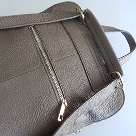 Un modelo de mochila de piel de mujer y posibilidad de hacerlo en bandolera con bolsillos y de color taupe oscuro