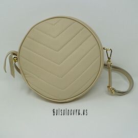 Un modelo de bandolera de piel para mujer con asa de bandolera regulable, en la parte frontal unos pespuntes al tono de la piel de la bandolera. Con una forma redonda con mucha tendencia esta temporada. De color beige
