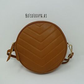 Un modelo de bandolera de piel para mujer con asa de bandolera regulable, en la parte frontal unos pespuntes al tono de la piel de la bandolera. Con una forma redonda con mucha tendencia esta temporada. De color cuero
