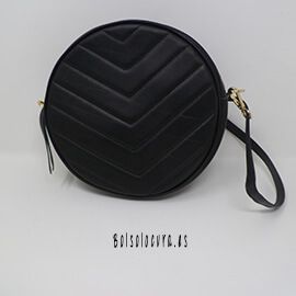 Un modelo de bandolera de piel para mujer con asa de bandolera regulable, en la parte frontal unos pespuntes al tono de la piel de la bandolera. Con una forma redonda con mucha tendencia esta temporada. De color negro