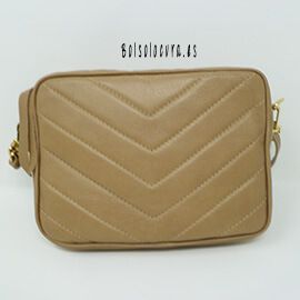 Un modelo de bandolera de piel para mujer con asa de bandolera regulable, en la parte frontal unos pespuntes al tono de la piel de la bandolera. De color taupe