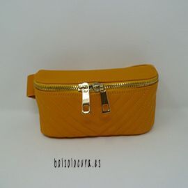 Una riñonera para mujer de piel con hebilla para regularla y cierre con cremallera de color amarillo