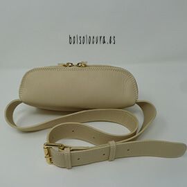 Una riñonera para mujer de piel con hebilla para regularla y cierre con cremallera de color beige