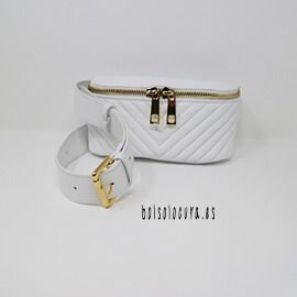 Una riñonera para mujer de piel con hebilla para regularla y cierre con cremallera de color blanco