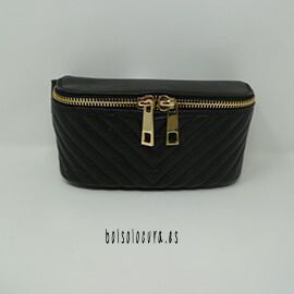 Una riñonera para mujer de piel con hebilla para regularla y cierre con cremallera de color negro