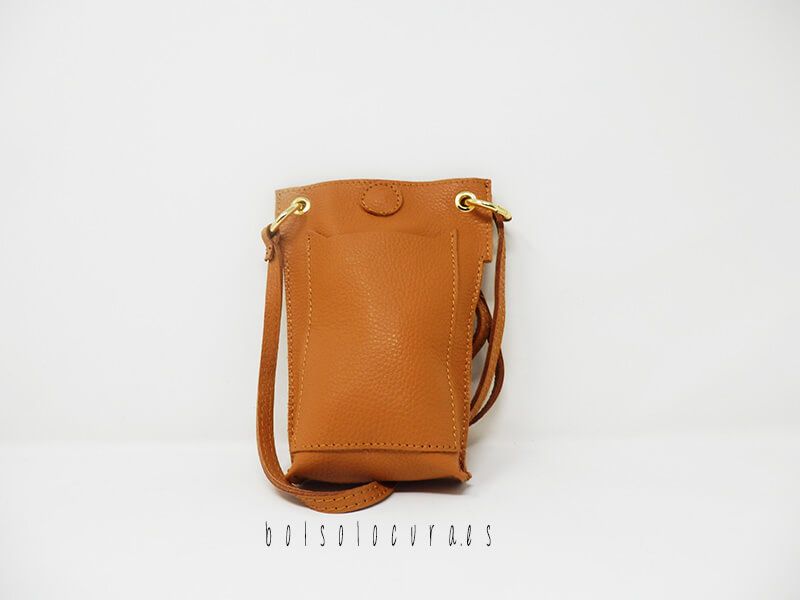 Un modelo de bolso y bandolera portamóvil de piel en color cuero