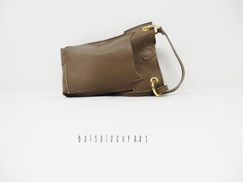 Un modelo de bolso y bandolera portamóvil de piel en color taupe
