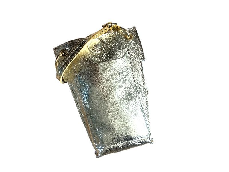 Un modelo de bolso y bandolera portamóvil de piel en color oro