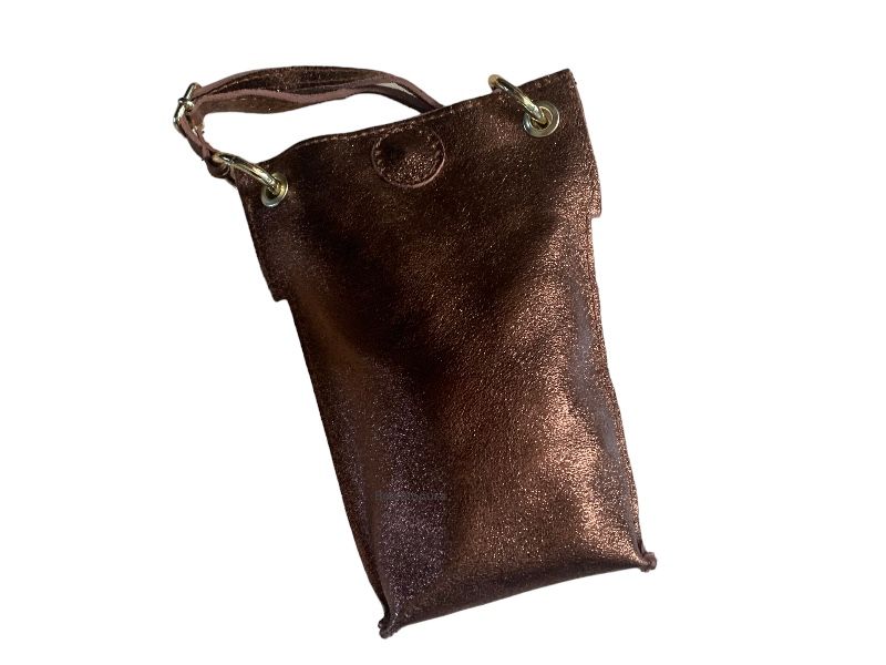 Un modelo de bolso y bandolera portamóvil de piel en color bronce