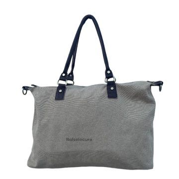 Un bolso shopper de algodón con piel, varios bolsillos y asa de bandolera. De color taupe