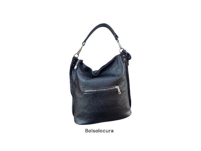 Un modelo de bolso para mujer de piel con un bolsillo en la parte delantera y otro en la trasera y otros tres en el interior y asa de bandolera de color negro
