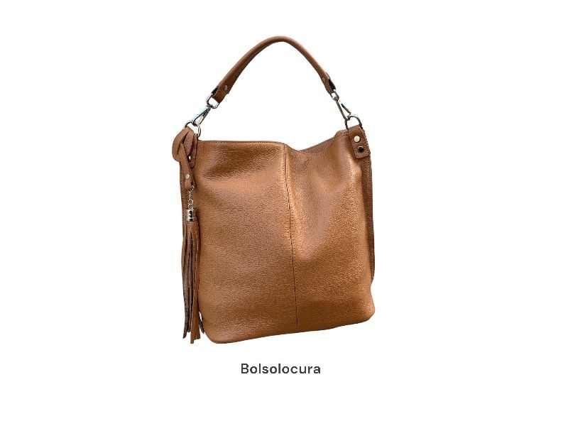 Un modelo de bolso para mujer de piel con un bolsillo en la parte delantera y otro en la trasera y otros tres en el interior y asa de bandolera de color cuero