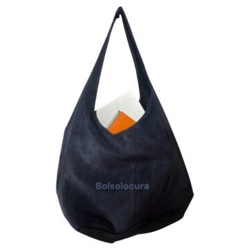 Un modelo de bolso de piel vuelta, estilo hobo. De color azul