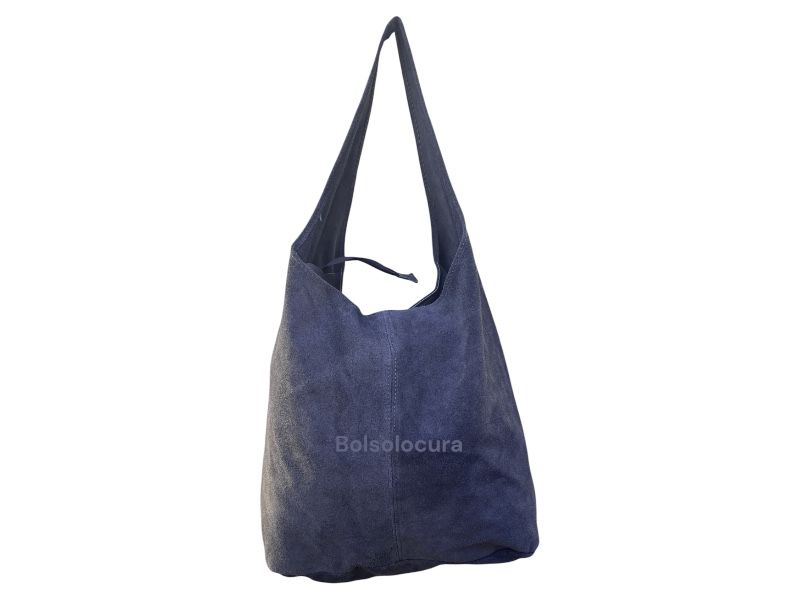 Un modelo de bolso de piel vuelta, estilo hobo. De color gris