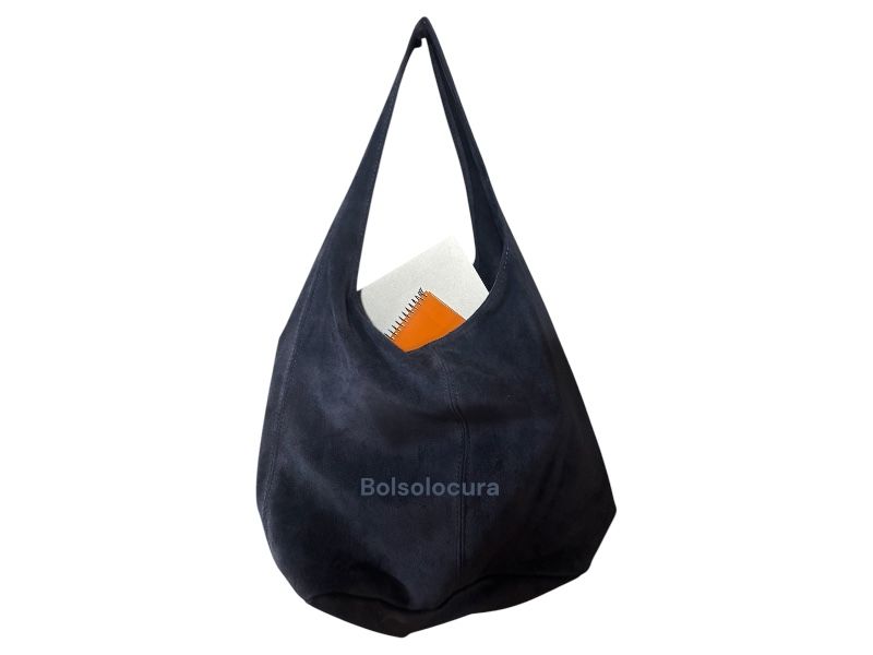 Un modelo de bolso de piel vuelta, estilo hobo. De color azul