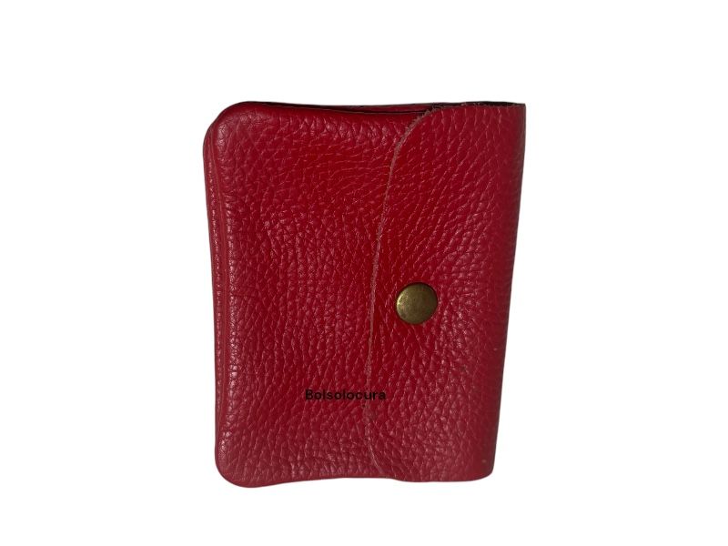 Un monedero de piel con dos bolsillos y otro con cremallera de color rojo pequeño