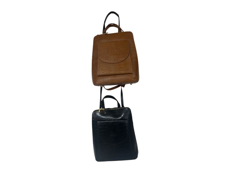 Un modelo de mochila y bandolera de piel para mujer.