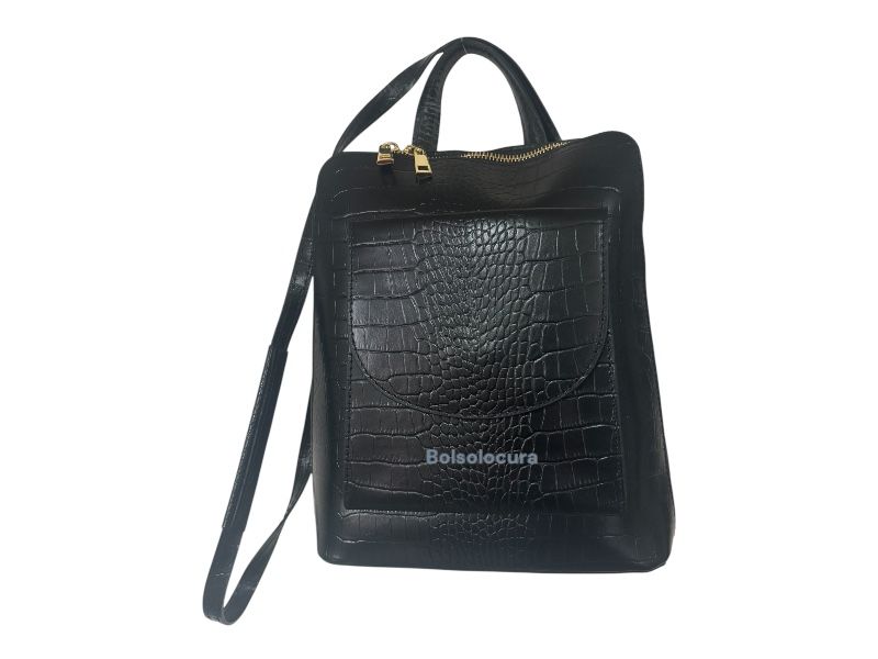 Un modelo de mochila y bandolera de piel para mujer. Color negro