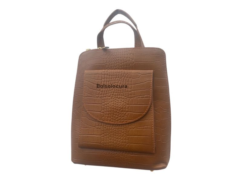 Un modelo de mochila y bandolera de piel para mujer. Color cuero