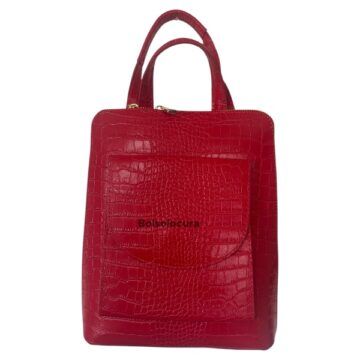 Un modelo de mochila y bandolera de piel para mujer. Color rojo