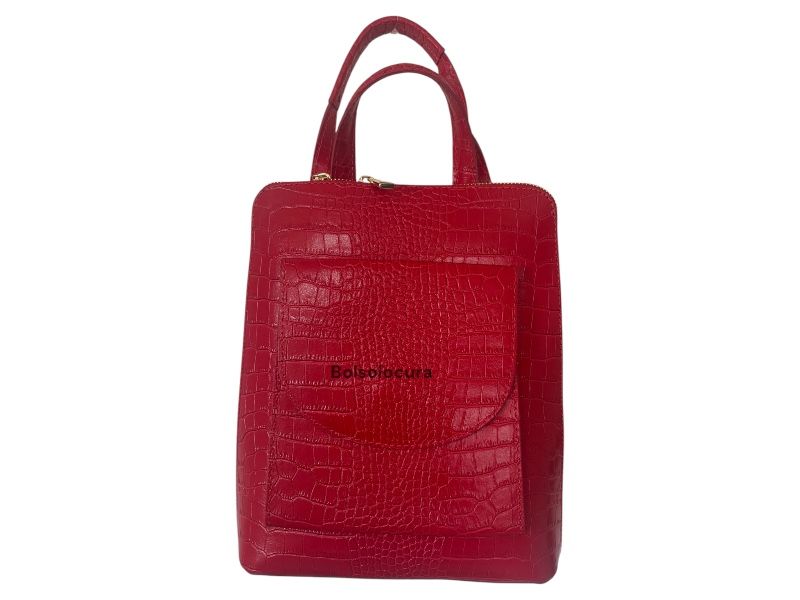 Un modelo de mochila y bandolera de piel para mujer. Color rojo