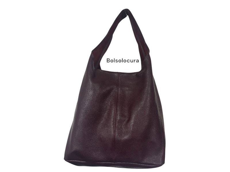 Un bolso de piel para mujer, hobo de piel. color burdeos.