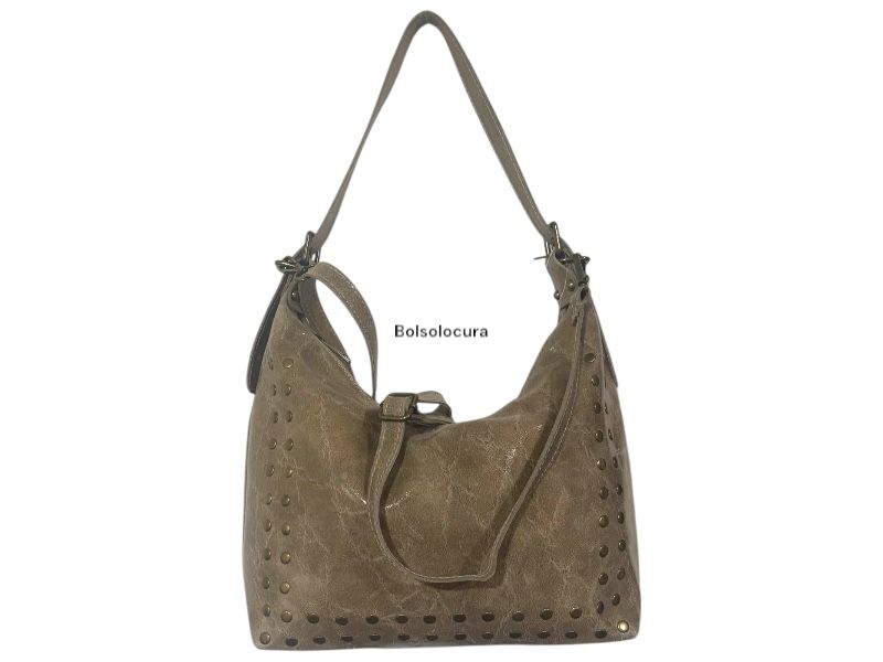Bolso y Bandolera de Piel satinada con tachas. De color taupe