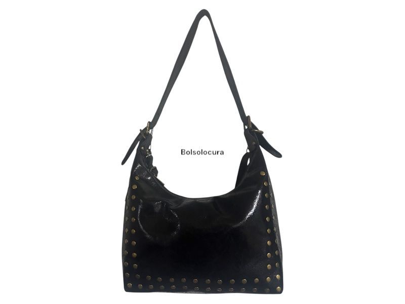 Bolso y Bandolera de Piel satinada con tachas. De color negro
