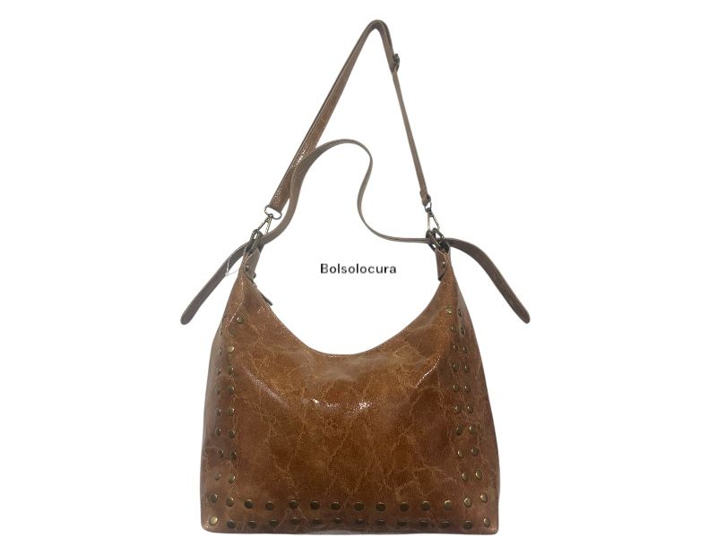 Bolso y Bandolera de Piel satinada con tachas. De color cuero