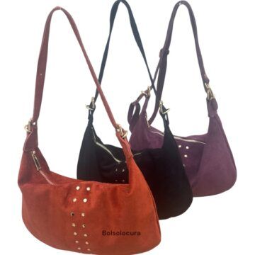 Un bolso y bandolera de piel vuelta con tachas. De colores