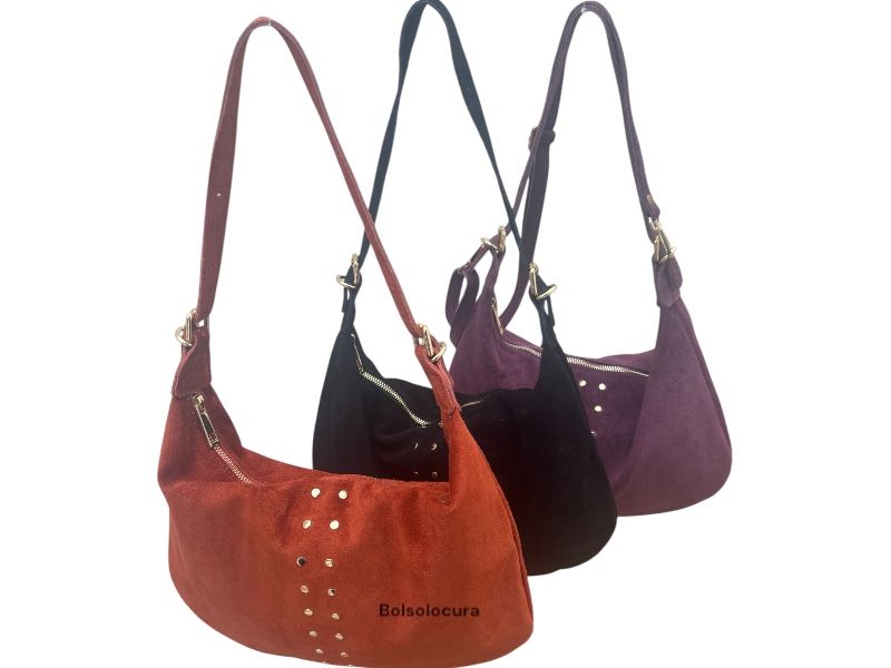 Un bolso y bandolera de piel vuelta con tachas. De colores