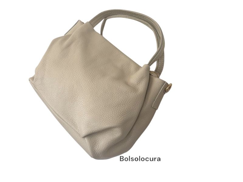 Bolso de Piel con asa de mano y bandolera. De color beige