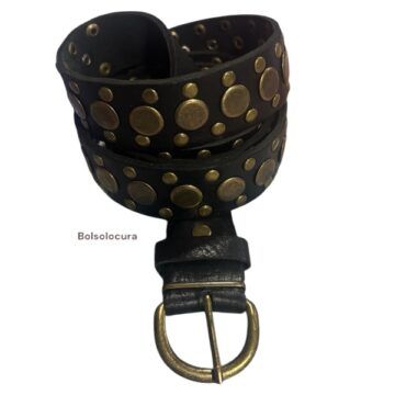 Un cinturón de Piel con tachas para mujer. Moderno y regulable, De color cuero