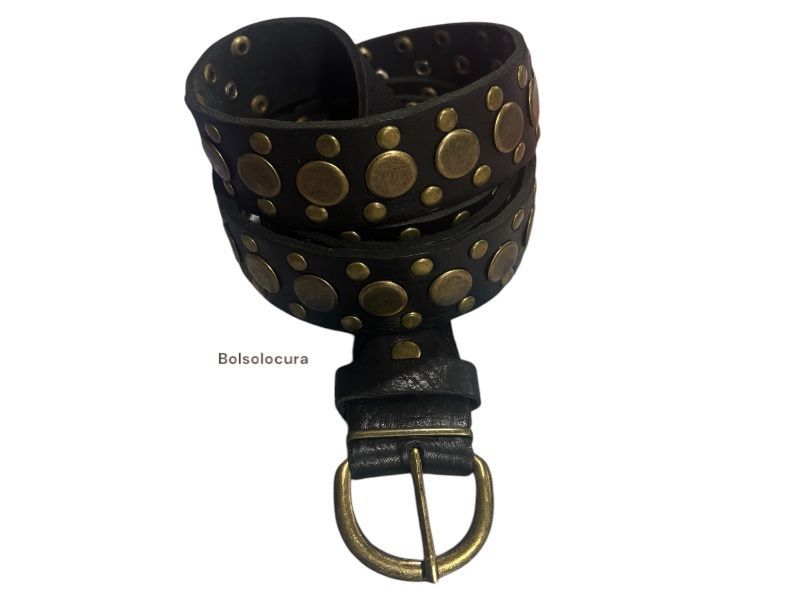 Un cinturón de Piel con tachas para mujer. Moderno y regulable, De color cuero