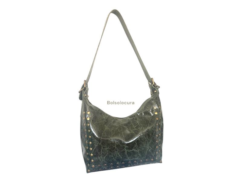 Bolso y Bandolera de Piel satinada con tachas. De color verde