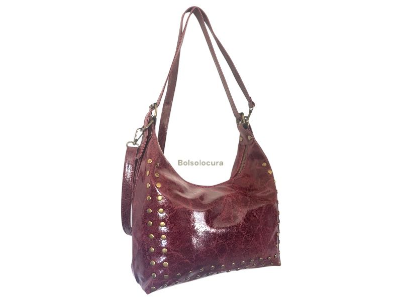 Bolso y Bandolera de Piel satinada con tachas. De color burdeos azul