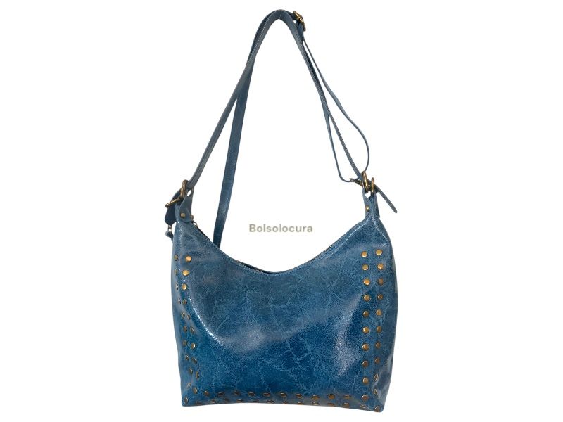 Bolso y Bandolera de Piel satinada con tachas. De color azul