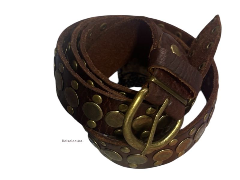 Un cinturón de Piel con tachas para mujer. Moderno y regulable, De color negro