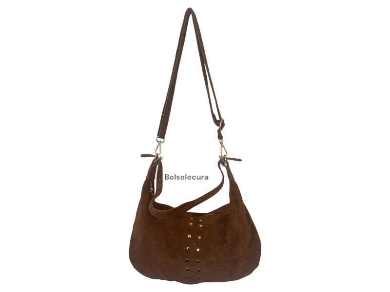 Un bolso y bandolera de piel vuelta con tachas. De color cuero