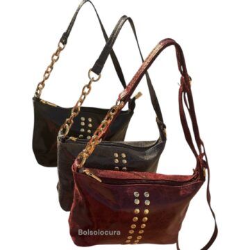 Bolsos y Bandoleras tachuelas Piel brillo. Asa con adorno cadena y dos bolsillos para el teléfono.