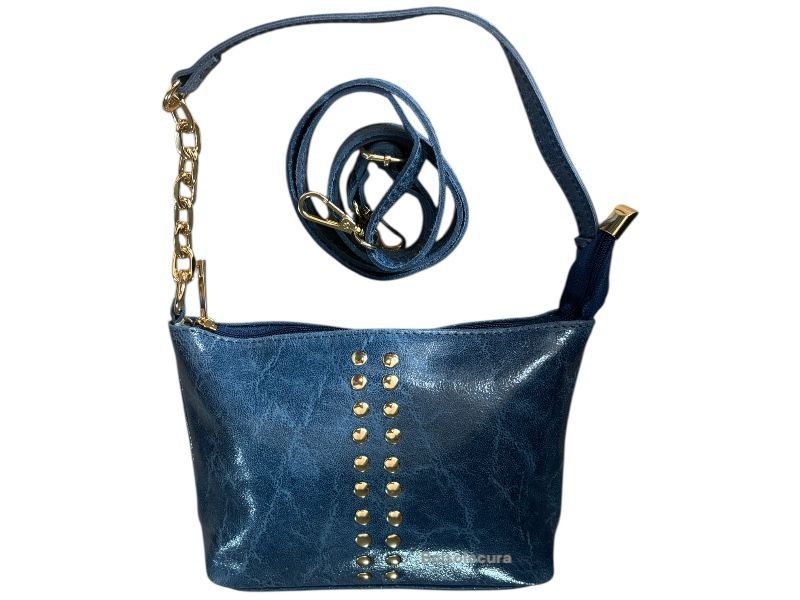 Bolsos y Bandoleras tachuelas Piel brillo. Asa con adorno cadena y dos bolsillos para el teléfono. De color azul