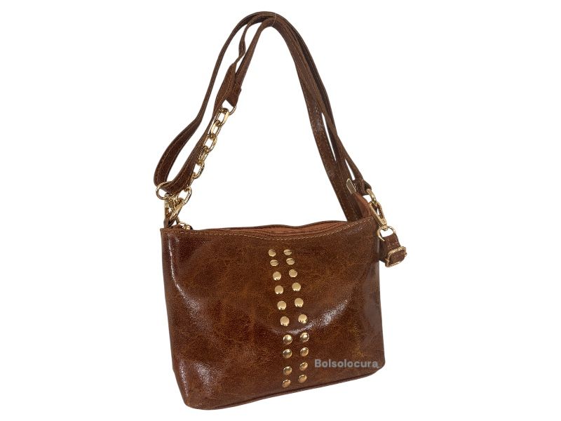 Bolsos y Bandoleras tachuelas Piel brillo. Asa con adorno cadena y dos bolsillos para el teléfono. De color cuero