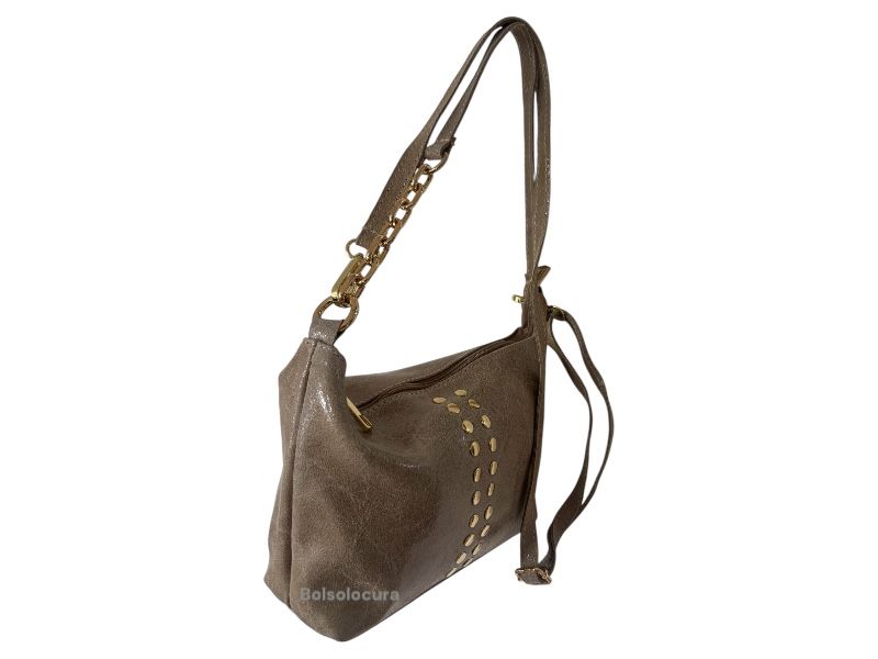 Bolsos y Bandoleras tachuelas Piel brillo. Asa con adorno cadena y dos bolsillos para el teléfono. De color taupe