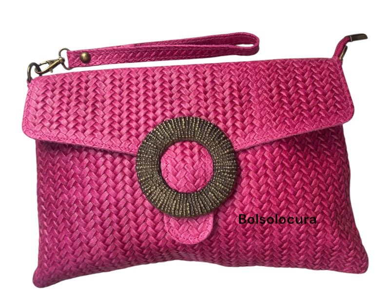 Un modelo de cartera y bandolera de piel con solapa de color fucsia