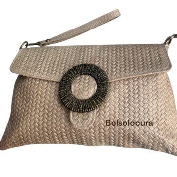 Un modelo de cartera y bandolera de piel con solapa de color beige