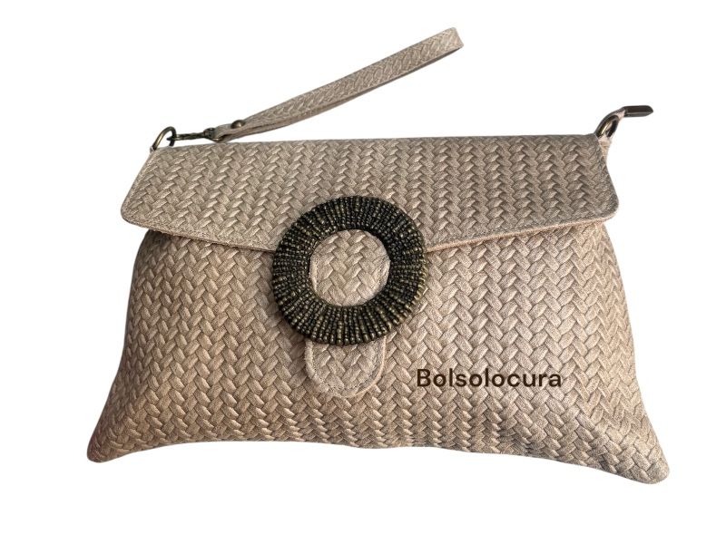 Un modelo de cartera y bandolera de piel con solapa de color beige